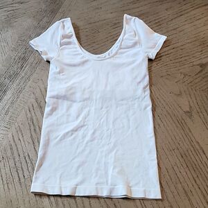 BCBGMAXAZRIA off white stretch top size S 🤍